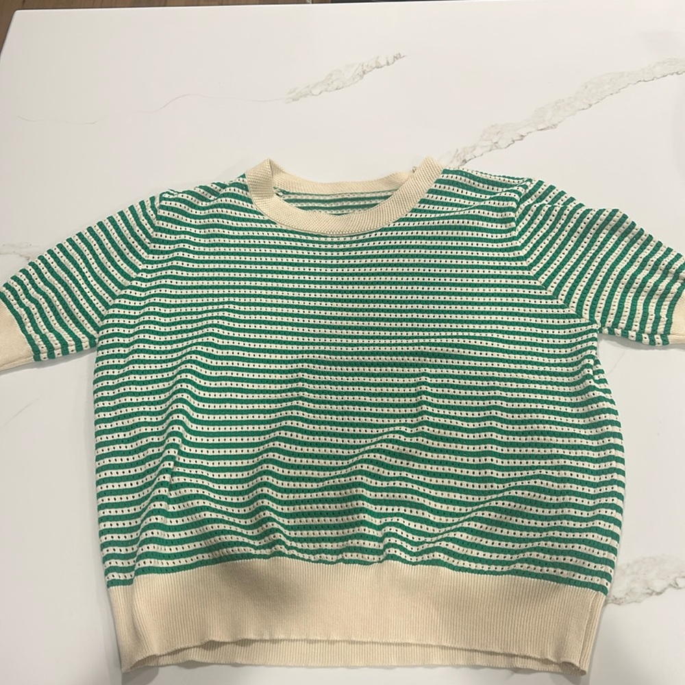 Green and white short sleeve sweater/shirt with no size. Med I would guess